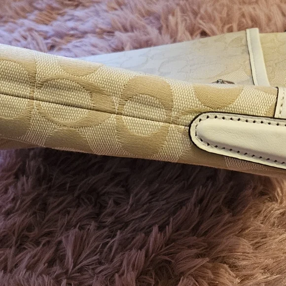Elegant Coach Cream Shoulder/Crossbody Bag - Picture 11 of 16